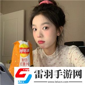 手劃過小腹劃入黑色叢林