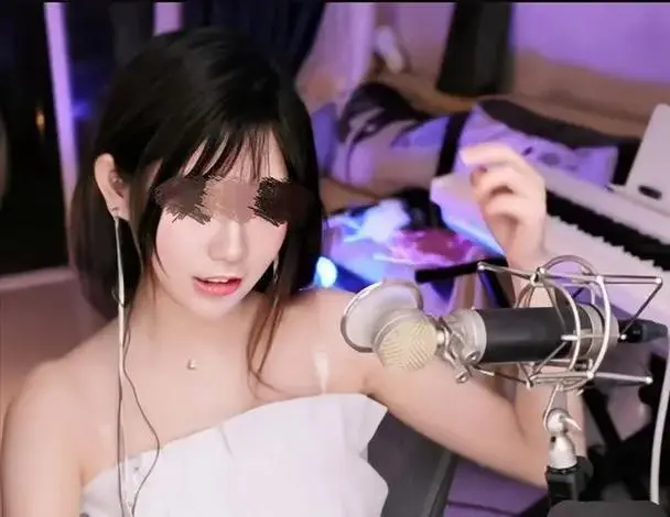 游泳館里的兩個教練孟月月