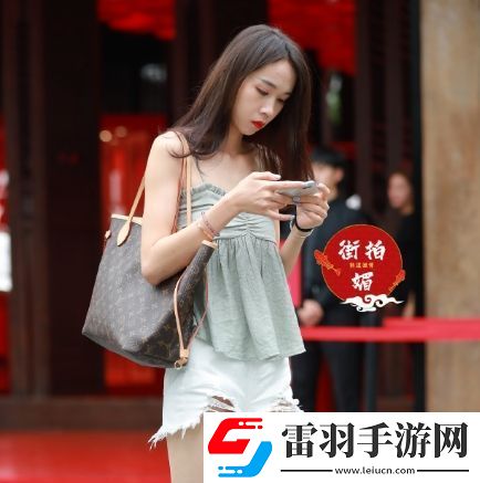九牛電影天堂高清不卡且?guī)矢?></p><p>除了豐富的影視資源和便捷的使用體驗(yàn)，九牛電影天堂在內(nèi)容更新和維護(hù)方面也表現(xiàn)出色。平臺(tái)不僅定期更新最新上映的電影和電視劇，還提供了高清晰度的播放選項(xiàng)，確保用戶能夠享受到最佳的觀影質(zhì)量。這種對內(nèi)容質(zhì)量的嚴(yán)格把控和持續(xù)改進(jìn)，彰顯了平臺(tái)對用戶體驗(yàn)的高度重視和對市場需求的敏銳把握。</p><p>在技術(shù)層面，九牛電影天堂依托先進(jìn)的云計(jì)算和數(shù)據(jù)分析技術(shù)，能夠?qū)崟r(shí)跟蹤用戶的觀影偏好并進(jìn)行個(gè)性化推薦。這種智能化的推薦系統(tǒng)，不僅提高了用戶的使用滿意度，也增加了用戶的粘性。通過數(shù)據(jù)分析，平臺(tái)可以更好地了解用戶的需求，進(jìn)而優(yōu)化內(nèi)容布局和服務(wù)策略，從而不斷提升整體的服務(wù)水平。</p><p>除了技術(shù)和內(nèi)容上的優(yōu)勢，九牛電影天堂還積極拓展與影視制作公司和版權(quán)方的合作關(guān)系。這種合作不僅保證了平臺(tái)能夠獲取更多的優(yōu)質(zhì)影視資源，還促進(jìn)了平臺(tái)的可持續(xù)發(fā)展。通過建立良好的合作機(jī)制和業(yè)務(wù)模式，九牛電影天堂在激烈的市場競爭中保持了獨(dú)特的競爭力和創(chuàng)新性。</p><p>在用戶互動(dòng)方面，九牛電影天堂也做出了不少努力。平臺(tái)提供了評論和評分功能，允許用戶在觀看影片后發(fā)表自己的意見和評價(jià)。這不僅為其他觀眾提供了參考，也為影片的創(chuàng)作者和發(fā)行方提供了寶貴的反饋。這種雙向的互動(dòng)機(jī)制，進(jìn)一步增強(qiáng)了用戶的參與感和歸屬感，促進(jìn)了平臺(tái)社區(qū)的健康發(fā)展。</p>九牛電影天堂：探索數(shù)字化時(shí)代的影視盛宴！                </main>            </div>
            <div   class=