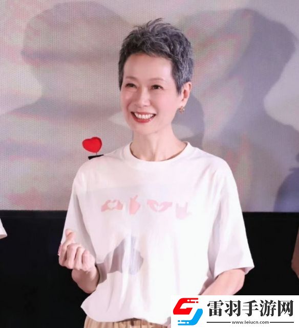 60歲葉童滿頭白發(fā)遭吐槽太顯老！本人回應(yīng)