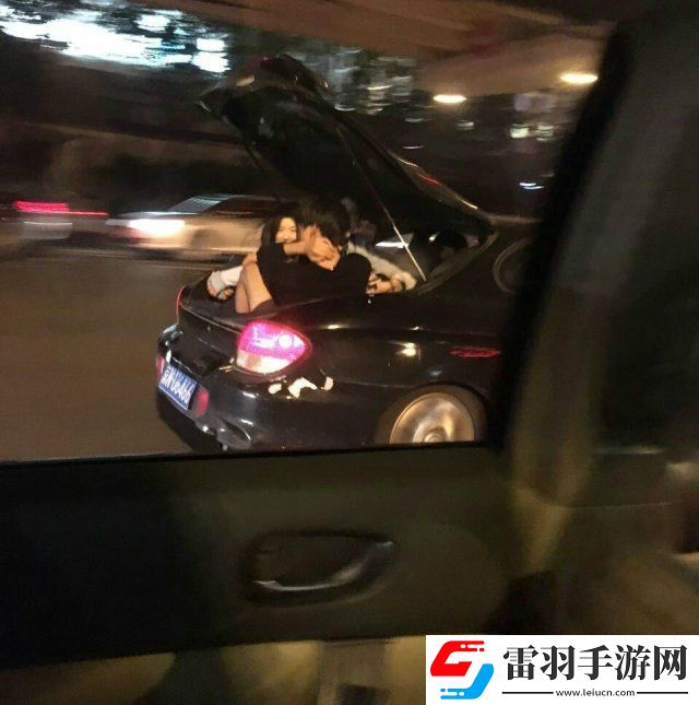 打網(wǎng)球的妹子都好兇一句不合就要抽人