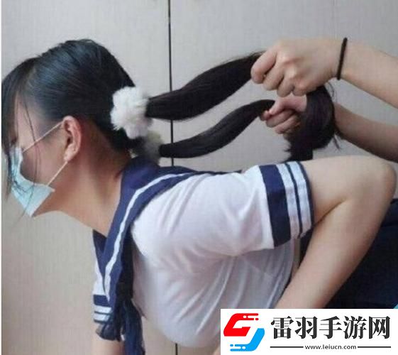手抓兩個(gè)馬尾辮子出處