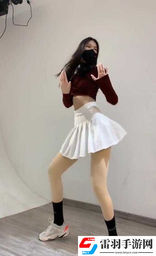 女生QQ彈彈跳舞