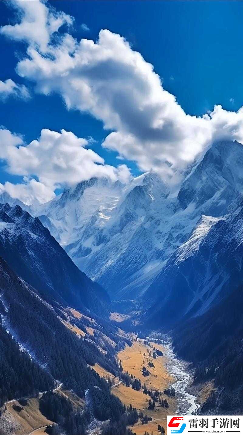 高聳的雪峰襯著巨大的藍(lán)天