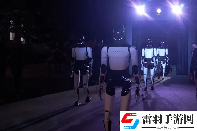 特斯拉Robotaxi終亮相