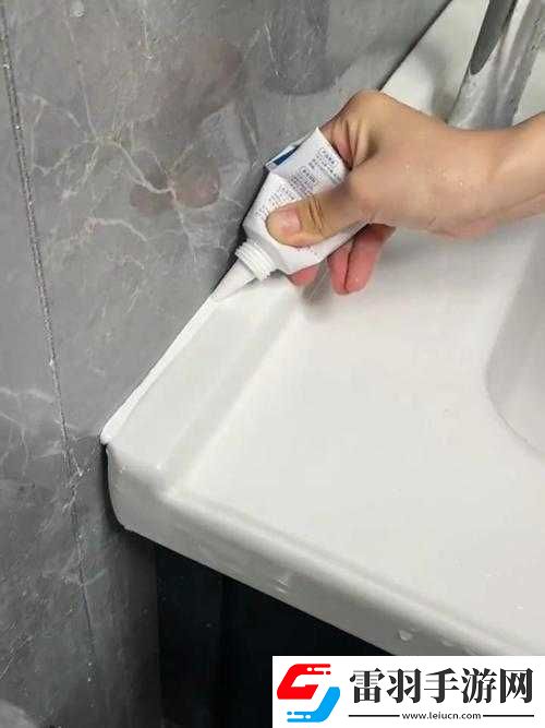 手指劃入縫隙挖水技巧