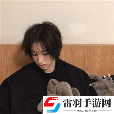 最新版高顏值好看的短發(fā)女生頭像小清新相比于喜歡你我想我應該先愛自己