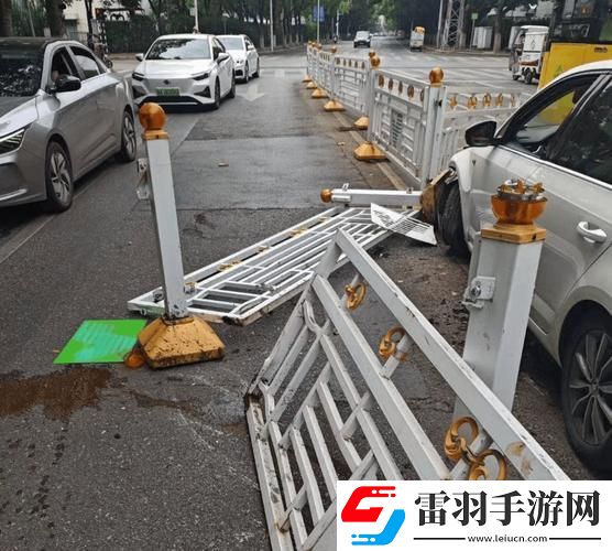 護(hù)欄遭殃