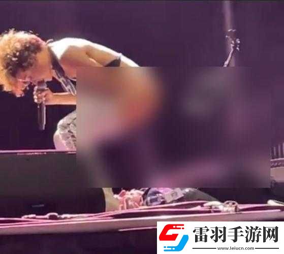 女生內(nèi)衣內(nèi)褲脫給男生舔尿尿視頻