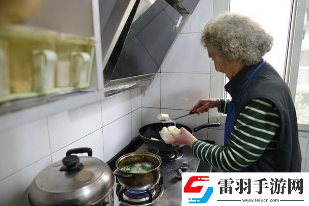 中午媽媽在廚房做飯溫暖的味道
