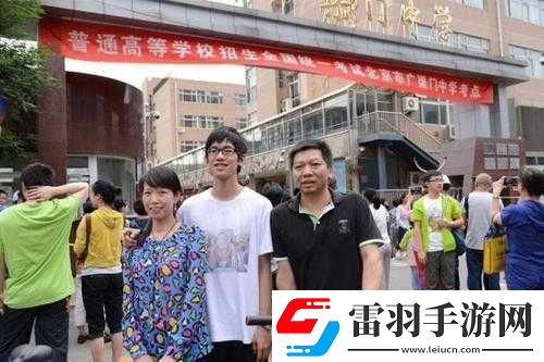 兩個(gè)媽媽陪孩子高考懷孕