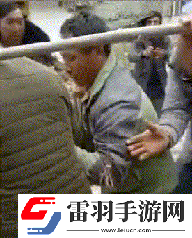 猴子來了都不知道先打哪一個動圖教你怎么緩解尷尬