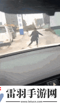 猴子來了都不知道先打哪一個動圖教你怎么緩解尷尬
