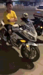 猴子來了都不知道先打哪一個動圖教你怎么緩解尷尬