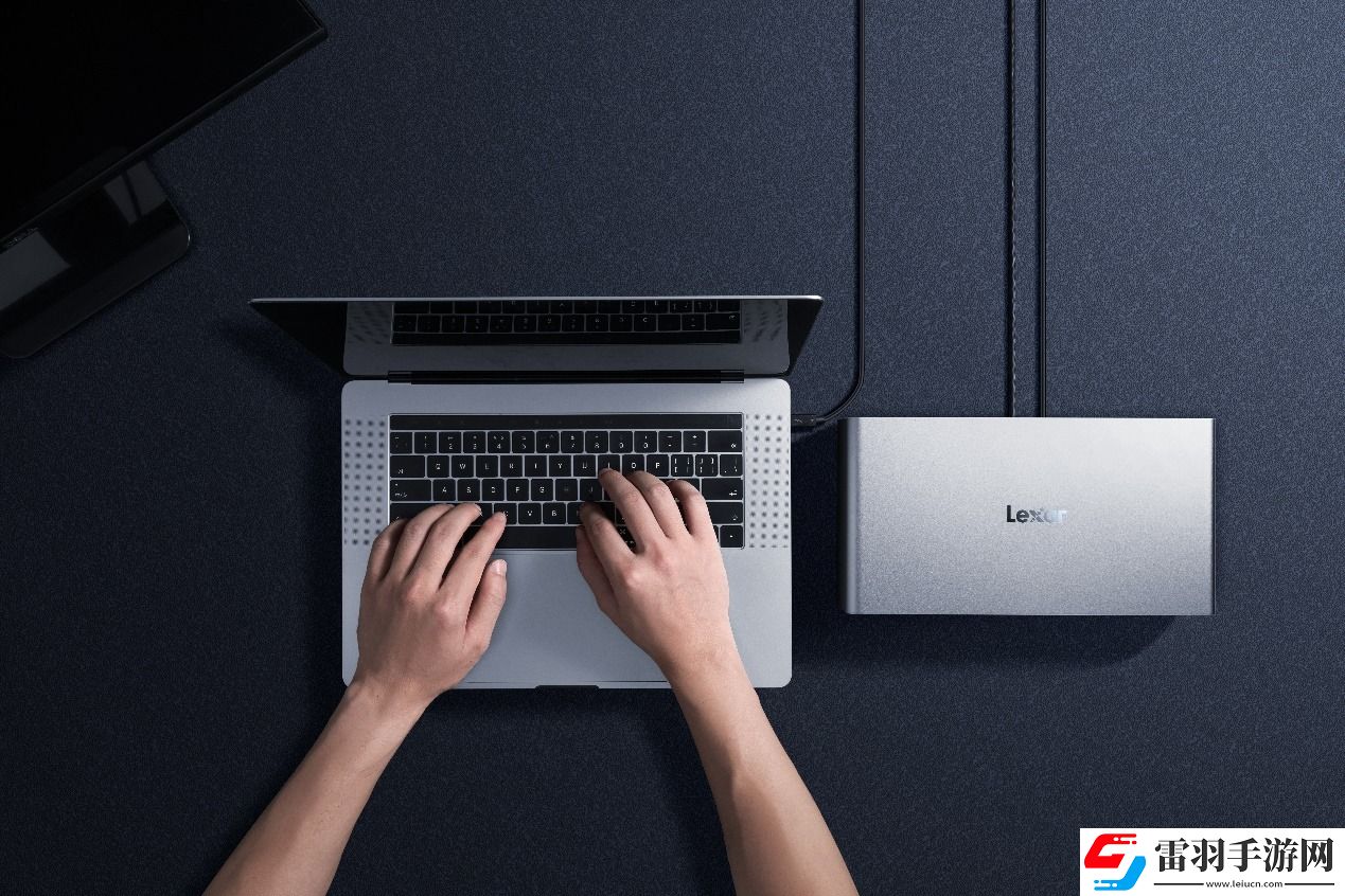 雷克沙ProfessionalWorkflow桌面?zhèn)浞菡?><p>雷電4加持，40Gbps疾速傳輸</p><p>得益于先進的Thunderbolt 4技術(shù)，Lexar Professional Workflow的傳輸速度高達40Gbps，兼容全新 CFexpress 4.0 Type A及Type B存儲卡，也可向下兼容 CFexpress 2.0 Type A 及Type B存儲卡，搭配 Lexar Diamond CFe 4.0 Type B 卡，達到高達 3300MB/s的數(shù)據(jù)傳輸速度。這意味著用戶可以在短時間內(nèi)完成大量文件的傳輸，極大提升了工作效率。同時，背面的雷電4接口，支持外接顯示器擴展工作空間，解鎖高達8K的超高清素材觀看體驗，為后期制作提供了更為廣闊的視野與創(chuàng)作空間。</p><p style=