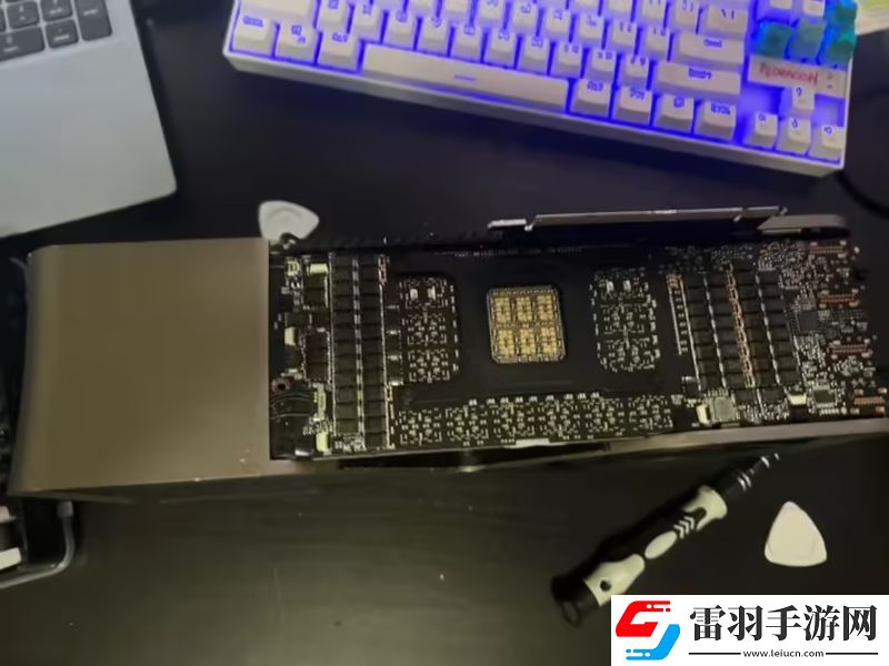 英偉達RTX4090Ti旗艦顯卡曝光尺寸龐大并采用四槽設計