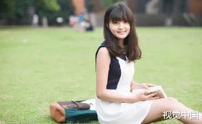 被眾人追捧的清純?；ㄒ馔庀萑虢芍畱俚墓适?></p><p>許多網(wǎng)友對(duì)此表示關(guān)心，并建議小雨尋求專(zhuān)業(yè)心理咨詢(xún)。有評(píng)論寫(xiě)道：“這樣的事情很難處理，希望她能找到一個(gè)合適的方法來(lái)解決自己的困惑?！币恍┲С终邉t鼓勵(lì)她勇敢追求自己的幸福，但同時(shí)提醒她注意保護(hù)自己，不要輕易放棄未來(lái)的發(fā)展機(jī)會(huì)。</p><h3>愛(ài)情與責(zé)任</h3><p>在這個(gè)故事中，小雨不僅需要面對(duì)個(gè)人情感選擇，還需考慮到家庭、朋友以及社會(huì)對(duì)她行為可能產(chǎn)生的反響。很多人認(rèn)為，一個(gè)人的選擇應(yīng)該為其后果負(fù)責(zé)，而不是單純地追求短暫快樂(lè)。因此，對(duì)于小雨來(lái)說(shuō)，這段禁忌之戀是否值得繼續(xù)下去，將是一個(gè)艱難而重要的問(wèn)題。</p><p>不少網(wǎng)友分享了他們自己的經(jīng)歷，有的人曾經(jīng)因?yàn)轭?lèi)似情況而迷失方向，也有人通過(guò)努力最終走出了陰霾。他們一致認(rèn)為，無(wú)論如何，都應(yīng)當(dāng)珍惜生命中的每一次體驗(yàn)，同時(shí)保持理智和自我反省的重要性。</p><p>相關(guān)問(wèn)題及解答：</p><p>為什么禁忌之戀如此吸引人？禁忌之戀通常涉及強(qiáng)烈且復(fù)雜的情感，使得雙方更容易沉浸于激情中。但這種吸引力往往伴隨風(fēng)險(xiǎn)，需要謹(jǐn)慎處理以避免傷害彼此或他人。</p><p style=