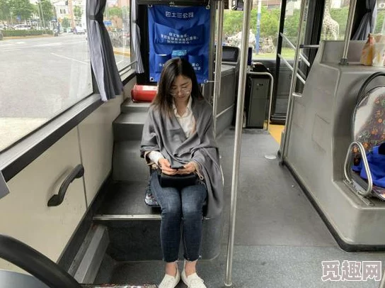 公交車掀開奶罩邊躁狠狠躁說說乘客目睹驚人一幕現(xiàn)場氣氛瞬間緊張至極引發(fā)熱議！