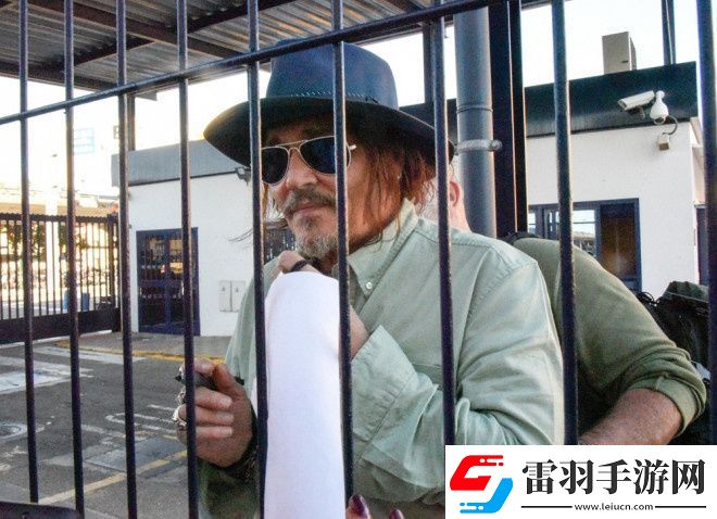 約翰尼·德普隔鐵窗互動