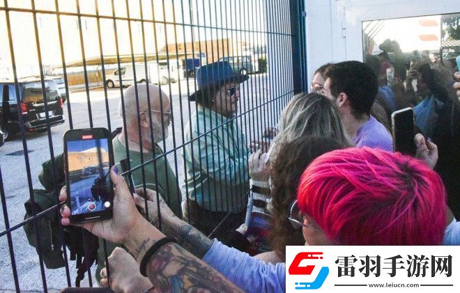 約翰尼·德普隔鐵窗互動