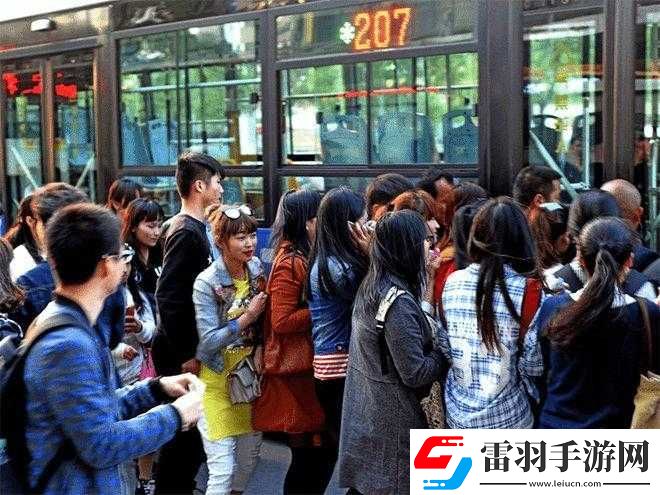 在擁擠的公交車上度過了漫長(zhǎng)的