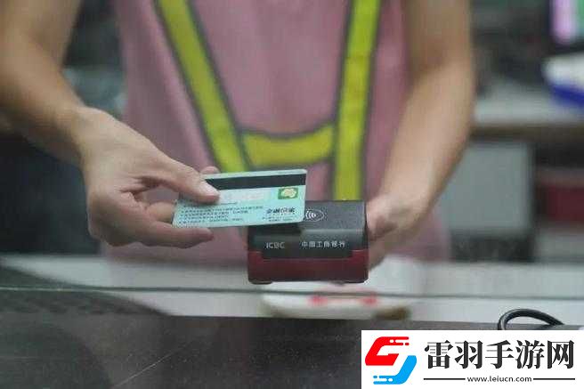售票員手持小卡片仔細(xì)查票保障乘車秩序