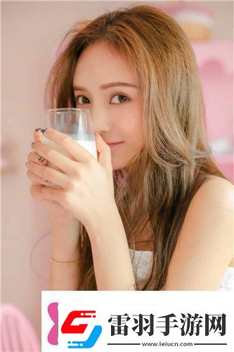 我被9個(gè)建筑工人抬到茶幾上引發(fā)熱議網(wǎng)友