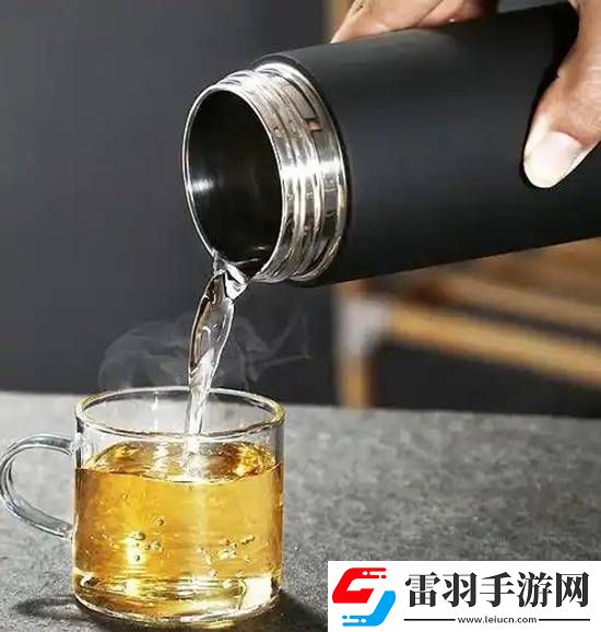男孩保溫杯裝開(kāi)水搖晃瞬間爆炸