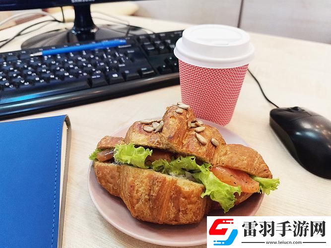 在辦公室的辦公桌下吃早餐